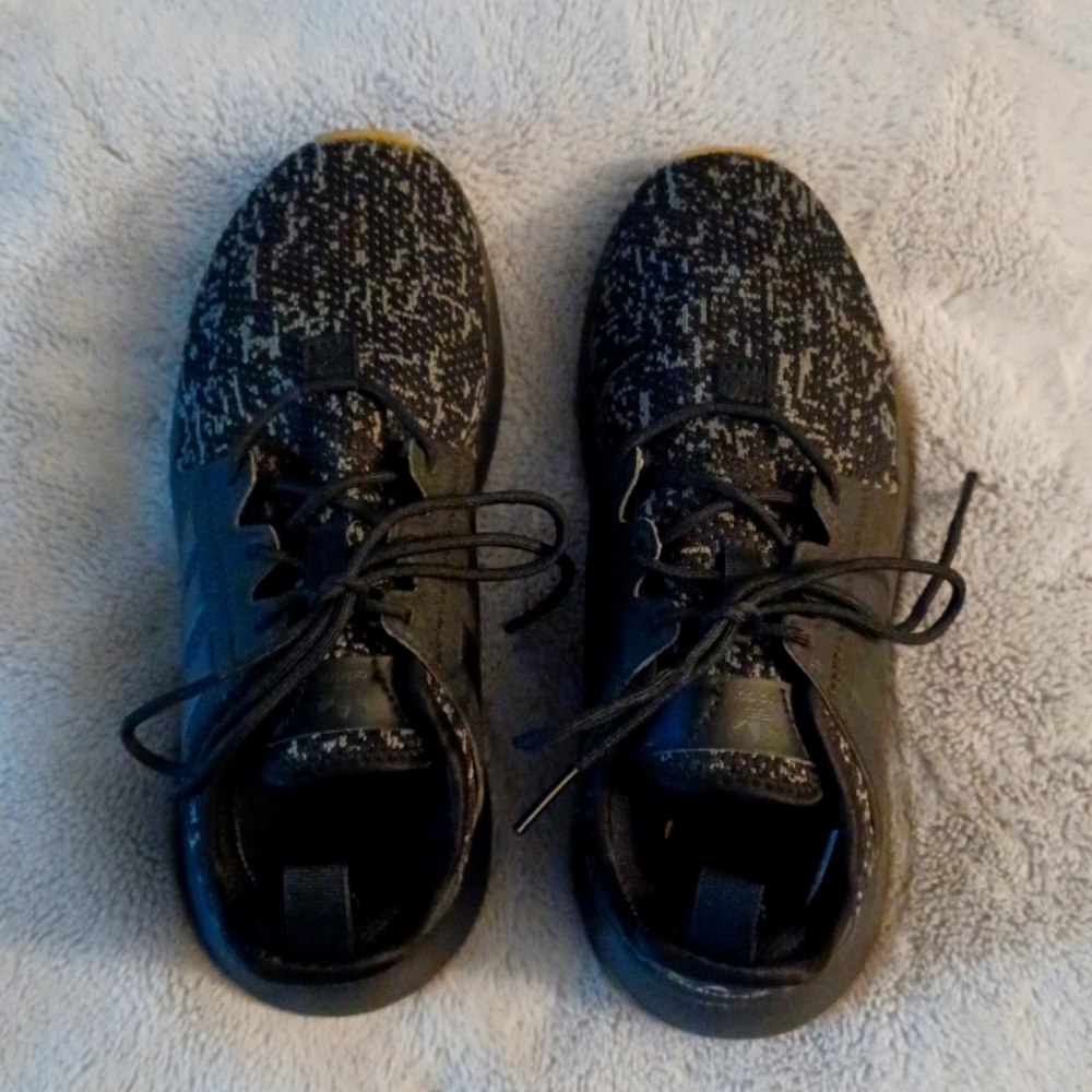 Adidas boy's NWT size 4 sneakers black and grey